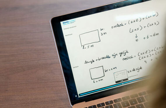 Student met witte trui maakt een oefentoets ter voorbereiding op haar MBO rekenexamen niveau 3